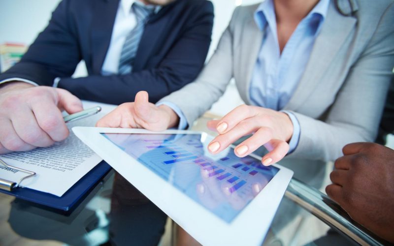 close-up-businesswoman-showing-graph-digital-tablet close-up-businesswoman-showing-graph-digital-tablet